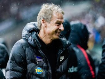 Berlins Trainer Jürgen Klinsmann ist ein Befürworter des Videobeweises. Foto: Uwe Anspach/dpa Berlins Trainer Jürgen Klinsmann ist ein Befürworter des Videobeweises. Foto: Uwe Anspach/dpa