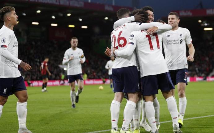 Mohamed Salah (2.v.r) feiert mit seinen Liverpooler Mannschaftskollegen das Tor zum 3:0. Foto: Alastair Grant/AP