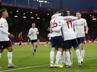 Mohamed Salah (2.v.r) feiert mit seinen Liverpooler Mannschaftskollegen das Tor zum 3:0. Foto: Alastair Grant/AP Mohamed Salah (2.v.r) feiert mit seinen Liverpooler Mannschaftskollegen das Tor zum 3:0. Foto: Alastair Grant/AP