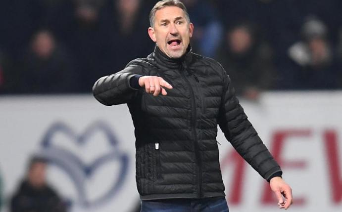 Trainer Achim Beierlorzer hat nach der Niederlage seiner Mainzer beim FC Augsburg den Schiedsrichter kritisiert. Foto: Torsten Silz