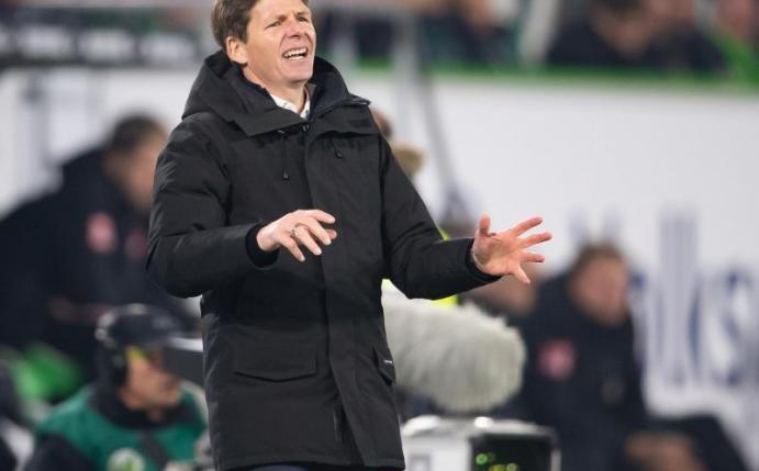 Wolfsburgs Trainer Oliver Glasner gestikuliert am Spielfeldrand. Foto: Swen Pförtner
