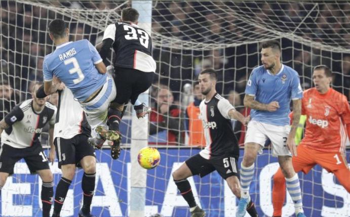 Lazios Luiz Felipe (M,l) schießt das erste Tor seiner Mannschaft. Foto: Gregorio Borgia/AP