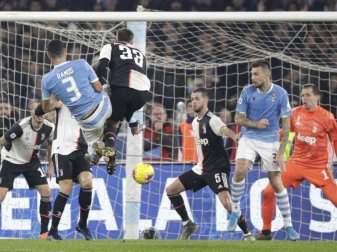 Lazios Luiz Felipe (M,l) schießt das erste Tor seiner Mannschaft. Foto: Gregorio Borgia/AP Lazios Luiz Felipe (M,l) schießt das erste Tor seiner Mannschaft. Foto: Gregorio Borgia/AP