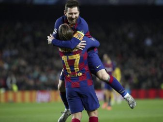 Der dreifache Torschütze Lionel Messi lässt sich von Mannschaftskamerad Antoine Griezmann beglückwünschen. Foto: Emilio Morenatti/AP Der dreifache Torschütze Lionel Messi lässt sich von Mannschaftskamerad Antoine Griezmann beglückwünschen. Foto: Emilio Morenatti/AP