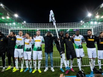 Die Gladbacher Spieler feiern den 2:1-Heimsieg im Klassiker gegen den FC Bayern München. Foto: Marius Becker Die Gladbacher Spieler feiern den 2:1-Heimsieg im Klassiker gegen den FC Bayern München. Foto: Marius Becker