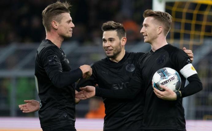 Die schwarzen Trikots brachten dem BVB Glück und kamen auch bei den Fans gut an. Foto: Bernd Thissen/dpa