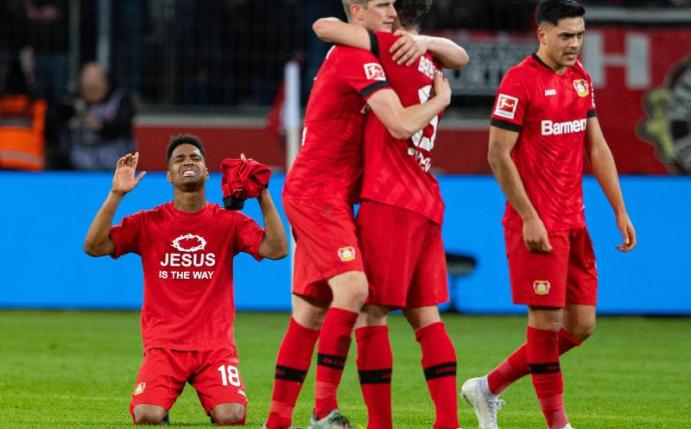 Leverkusens Spieler zeigen sich nach dem Spiel gegen Schalke über den Sieg erleichtert. Foto: Guido Kirchner/dpa