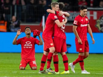 Leverkusens Spieler zeigen sich nach dem Spiel gegen Schalke über den Sieg erleichtert. Foto: Guido Kirchner/dpa Leverkusens Spieler zeigen sich nach dem Spiel gegen Schalke über den Sieg erleichtert. Foto: Guido Kirchner/dpa