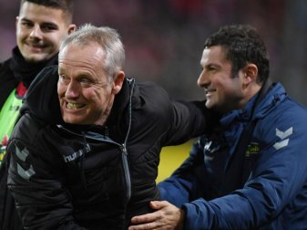 Freiburgs Trainer Christian Streich (M) bejueblt den 1:0-Sieg über den VfL Wolfsburg mit Torwarttrainer Andreas Kronenberg (r). Foto: Patrick Seeger/dpa Freiburgs Trainer Christian Streich (M) bejueblt den 1:0-Sieg über den VfL Wolfsburg mit Torwarttrainer Andreas Kronenberg (r). Foto: Patrick Seeger/dpa
