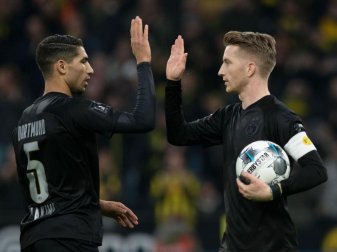 Mit Spielfreude zum höchsten Saisonsieg: Dortmunds Marco Reus (l) klatscht mit Achraf Hakimi nach einem Treffer ab. Foto: Bernd Thissen/dpa Mit Spielfreude zum höchsten Saisonsieg: Dortmunds Marco Reus (l) klatscht mit Achraf Hakimi nach einem Treffer ab. Foto: Bernd Thissen/dpa