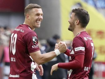 Lukas Podolski (l) jubelt mit Teamkollege David Villa nach dessen Elfmetertor. Foto: Takaki Yajima/Kyodo News/AP/dpa Lukas Podolski (l) jubelt mit Teamkollege David Villa nach dessen Elfmetertor. Foto: Takaki Yajima/Kyodo News/AP/dpa