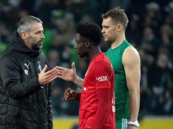 Stand in Gladbach ohne Trikot und Punkte da: Bayern-Keeper Manuel Neuer (r). Foto: Federico Gambarini/dpa Stand in Gladbach ohne Trikot und Punkte da: Bayern-Keeper Manuel Neuer (r). Foto: Federico Gambarini/dpa