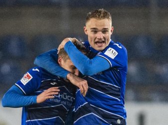 Joan Simun Edmundsson (l.) und Amos Pieper feiern die Herbstmeisterschaft von Arminia Bielefeld. Foto: David Inderlied/dpa Joan Simun Edmundsson (l.) und Amos Pieper feiern die Herbstmeisterschaft von Arminia Bielefeld. Foto: David Inderlied/dpa