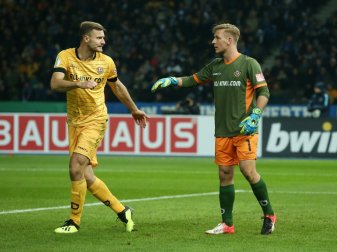 Ballas (l.) sorgt für eine Strafstoß-Diskussion Ballas (l.) sorgt für eine Strafstoß-Diskussion