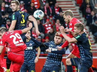 Unions Sebastian Andersson (2.v.r) köpft den Ball nach einem Eckball zum 1:0 ins Tor. Foto: Andreas Gora Unions Sebastian Andersson (2.v.r) köpft den Ball nach einem Eckball zum 1:0 ins Tor. Foto: Andreas Gora