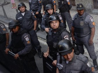 Behelmte brasilianische Polizei ist auch in Fußballstadien im Einsatz. Foto: Luca Zennaro / Pool/epa/dpa Behelmte brasilianische Polizei ist auch in Fußballstadien im Einsatz. Foto: Luca Zennaro / Pool/epa/dpa