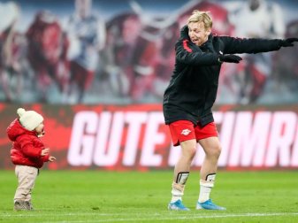 Emil Forsberg unterhält Tochter Florence auf dem Spielfeld. Foto: Jan Woitas/dpa-Zentralbild/dpa Emil Forsberg unterhält Tochter Florence auf dem Spielfeld. Foto: Jan Woitas/dpa-Zentralbild/dpa