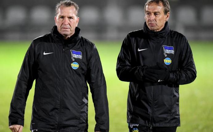 Jürgen Klinsmann (r) möchte Torwarttrainer Andreas Köpke länger bei Hertha BSC haben. Foto: Britta Pedersen/zb/dpa