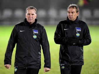 Jürgen Klinsmann (r) möchte Torwarttrainer Andreas Köpke länger bei Hertha BSC haben. Foto: Britta Pedersen/zb/dpa Jürgen Klinsmann (r) möchte Torwarttrainer Andreas Köpke länger bei Hertha BSC haben. Foto: Britta Pedersen/zb/dpa