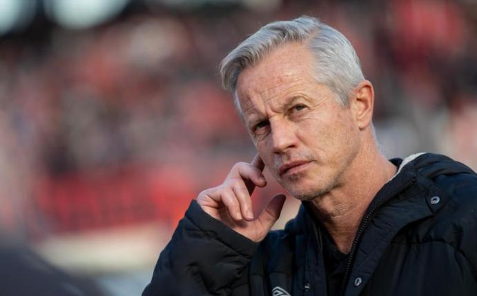 Sieht Profi-Fußballer auf der «Sonnenseite des Lebens»: Der Nürnberger Trainer Jens Keller. Foto: Daniel Karmann/dpa