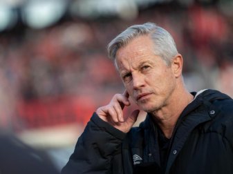 Sieht Profi-Fußballer auf der «Sonnenseite des Lebens»: Der Nürnberger Trainer Jens Keller. Foto: Daniel Karmann/dpa Sieht Profi-Fußballer auf der «Sonnenseite des Lebens»: Der Nürnberger Trainer Jens Keller. Foto: Daniel Karmann/dpa