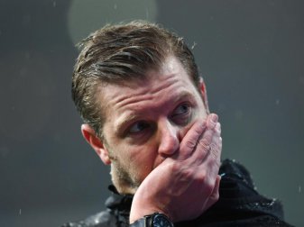 Wird diesmal «ein, zwei Tage» brauchen, um die Niederlage zu verdauen: Bremens Trainer Florian Kohfeldt. Foto: Carmen Jaspersen/dpa Wird diesmal «ein, zwei Tage» brauchen, um die Niederlage zu verdauen: Bremens Trainer Florian Kohfeldt. Foto: Carmen Jaspersen/dpa