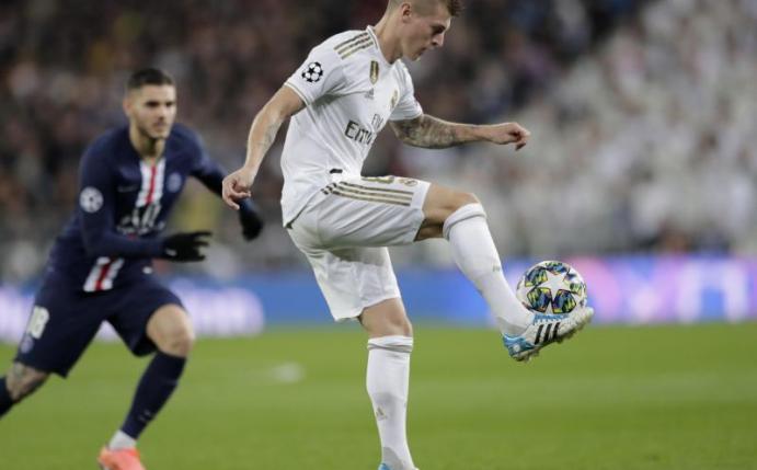 Setzt im letzten Königsklassen-Gruppenspiel aus: Reals Toni Kroos (r). Foto: Bernat Armangue/AP/dpa