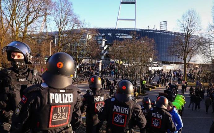Werder Bremen möchte die Rechnungen für Polizeieinsätze nicht bezahlen. Foto: Christian Charisius/dpa