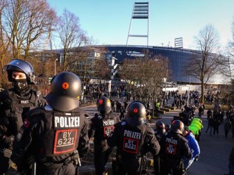 Werder Bremen möchte die Rechnungen für Polizeieinsätze nicht bezahlen. Foto: Christian Charisius/dpa Werder Bremen möchte die Rechnungen für Polizeieinsätze nicht bezahlen. Foto: Christian Charisius/dpa