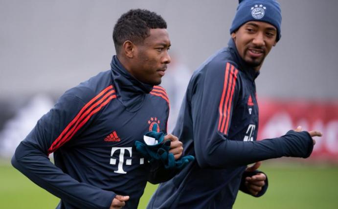 Jérôme Boateng (r) war beim Abschlusstraining des FC Bayern dabei. Foto: Sven Hoppe/dpa