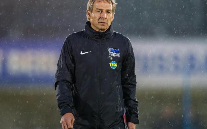 Bittet die Hertha-Profis früher als angedacht zur Wintervorbereitung: Jürgen Klinsmann. Foto: Andreas Gora/dpa