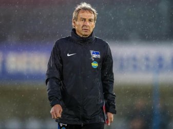 Bittet die Hertha-Profis früher als angedacht zur Wintervorbereitung: Jürgen Klinsmann. Foto: Andreas Gora/dpa Bittet die Hertha-Profis früher als angedacht zur Wintervorbereitung: Jürgen Klinsmann. Foto: Andreas Gora/dpa