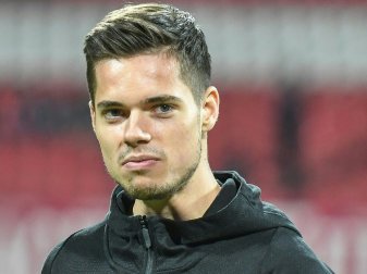 Julian Weigl ersetzt Axel Witsel im Mittelfeld Julian Weigl ersetzt Axel Witsel im Mittelfeld