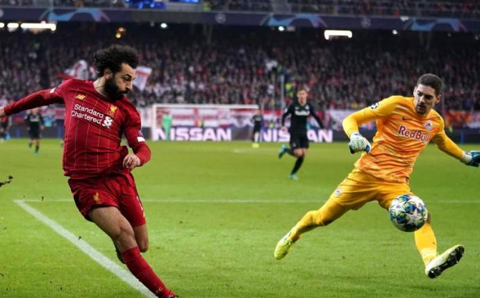 Mohamed Salah (l) vom FC Liverpool erzielt gegen Salzburgs Keeper das Tor zum 2:o:. Foto: John Walton/PA Wire/dpa