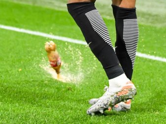 Eine fast voll Getraänkeflasche landet neben dem Leipziger Christopher Nkunku im Groupama Stadion auf dem Spielfeld. Foto: Robert Michael/dpa-Zentralbild/dpa Eine fast voll Getraänkeflasche landet neben dem Leipziger Christopher Nkunku im Groupama Stadion auf dem Spielfeld. Foto: Robert Michael/dpa-Zentralbild/dpa