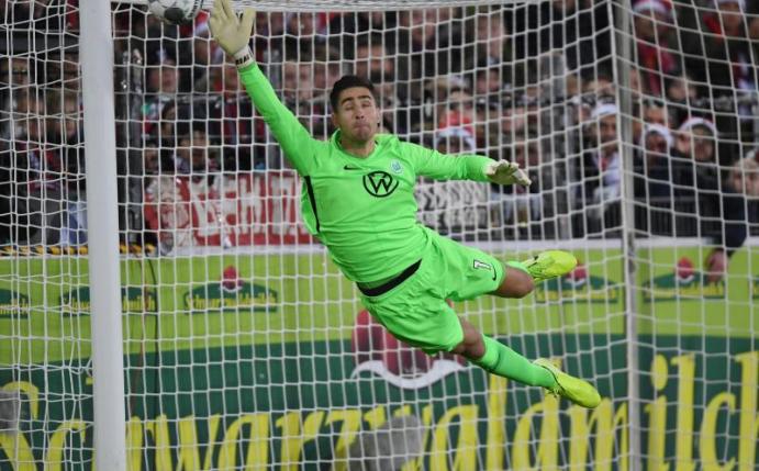 Koen Casteels verlängerte seinen Vertrag beim VfL Wolfsburg. Foto: Patrick Seeger/dpa