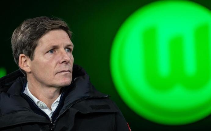Trainer Oliver Glasner hatte die Wolfsburger Spieler zuletzt kritisiert. Foto: Swen Pförtner/dpa