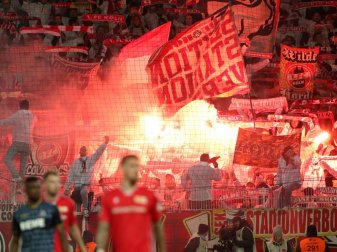 Ein Kölner Fan hat gegen Union einen Böller geworfen Ein Kölner Fan hat gegen Union einen Böller geworfen