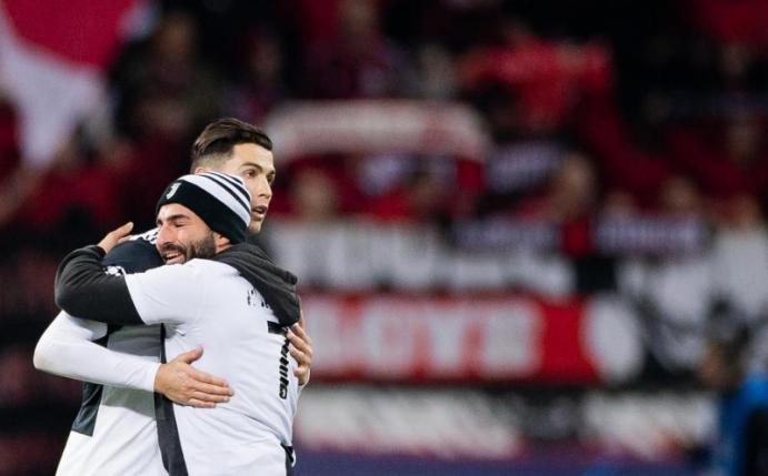 Ein Juve-Fan schaffte es als Flitzer auf's Feld, um Superstar Cristiano Ronaldo zu huldigen. Foto: Rolf Vennenbernd/dpa