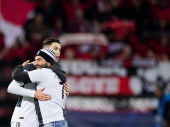 Ein Juve-Fan schaffte es als Flitzer auf's Feld, um Superstar Cristiano Ronaldo zu huldigen. Foto: Rolf Vennenbernd/dpa Ein Juve-Fan schaffte es als Flitzer auf's Feld, um Superstar Cristiano Ronaldo zu huldigen. Foto: Rolf Vennenbernd/dpa
