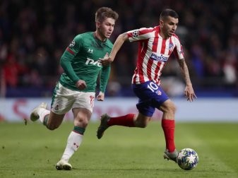 Angel Correa (r) von Atlético Madrid behauptet den Ball gegen Rifat Zhemaletdinov von Lokomotive Moskau. Foto: Manu Fernandez/AP/dpa Angel Correa (r) von Atlético Madrid behauptet den Ball gegen Rifat Zhemaletdinov von Lokomotive Moskau. Foto: Manu Fernandez/AP/dpa