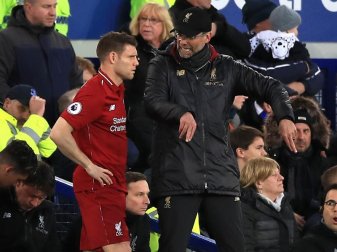 Verlängerten beide ihre Verträge in Liverpool: James Milner (l) und Coach Jürgen Klopp. Foto: Peter Byrne/PA Wire/dpa