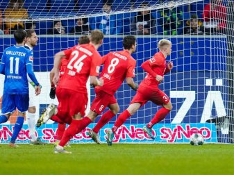 Vorentscheidung: Augsburgs Doppeltorschütze Philipp Max (r) lässt sich nach seinem Elfmetertreffer zum 2:1 feiern. Foto: Uwe Anspach/dpa Vorentscheidung: Augsburgs Doppeltorschütze Philipp Max (r) lässt sich nach seinem Elfmetertreffer zum 2:1 feiern. Foto: Uwe Anspach/dpa