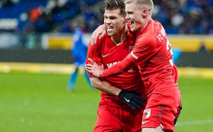 Der Augsburger Torschütze Philipp Max (r) feiert mit Vorbereiter Florian Niederlechner. Foto: Uwe Anspach/dpa