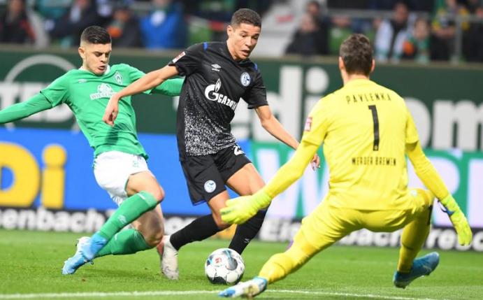 Amine Harit (M.) verlängerte seinen Vertrag beim FC Schalke 04. Foto: Carmen Jaspersen/dpa