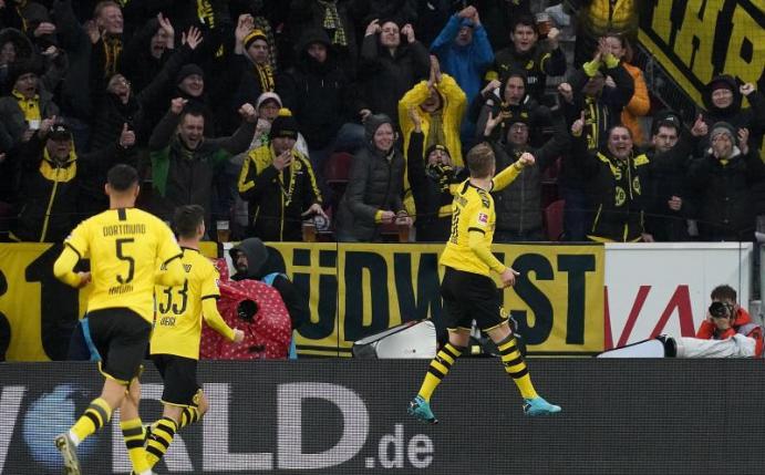 Die Dortmunder um Marco Reus (r) sind heiß auf RB Leipzig. Foto: Thomas Frey/dpa