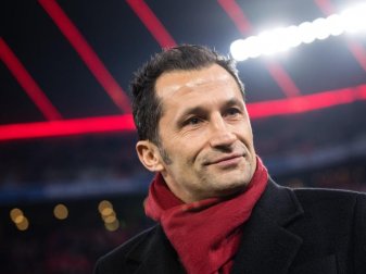 Hasan Salihamidzic wollte sich nicht groß zur Zukunft von Bayern-Trainer Hansi Flick äußern. Foto: Matthias Balk/dpa Hasan Salihamidzic wollte sich nicht groß zur Zukunft von Bayern-Trainer Hansi Flick äußern. Foto: Matthias Balk/dpa