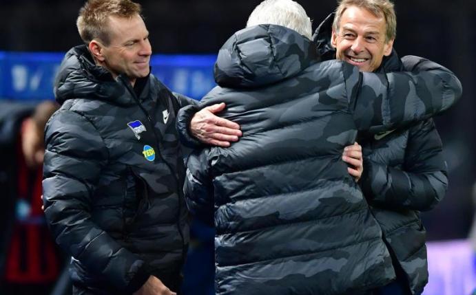 Herthas Trainer Jürgen Klinsmann (r) feiert mit seinem Team den Sieg über den SC Freiburg. Foto: Soeren Stache/dpa-Zentralbild/dpa
