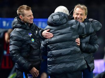 Herthas Trainer Jürgen Klinsmann (r) feiert mit seinem Team den Sieg über den SC Freiburg. Foto: Soeren Stache/dpa-Zentralbild/dpa Herthas Trainer Jürgen Klinsmann (r) feiert mit seinem Team den Sieg über den SC Freiburg. Foto: Soeren Stache/dpa-Zentralbild/dpa