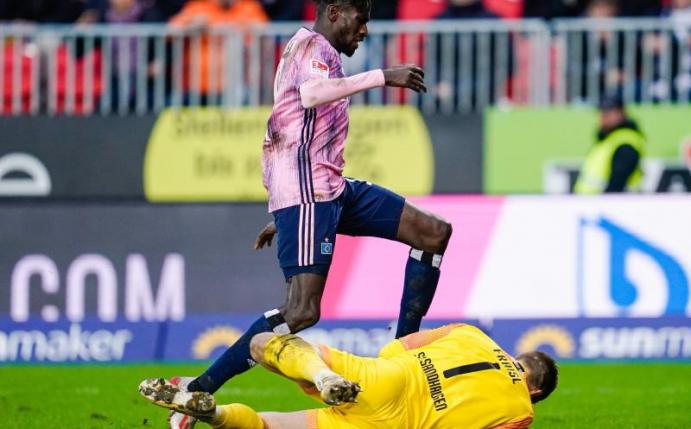 Hamburgs Bakery Jatta scheitert an Sandhausens Torwart Martin Fraisl. Foto: Uwe Anspach/dpa